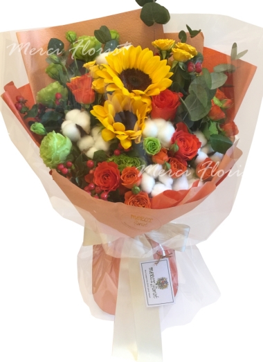 **KBQ79** Sun flower, Cotton, Orange Rose Long Bouquet<br>向日葵,棉花,橙玫瑰長形花束