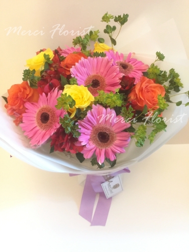 **KBQ110** Gerbera and Rose Round Bouquet<br>太陽花 玫瑰 圓形花束