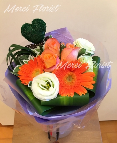 **KMBQ64** Gerbera and Rose Mini Round Bouquet (Suitable for Kids) <br>太陽花 及 玫瑰 圓形迷你小花束 (適合小朋友) -