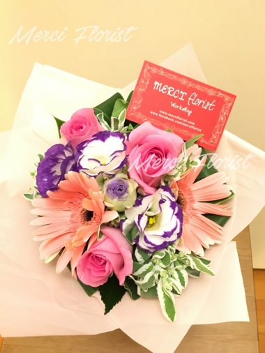 **KMBQ66** Gerbera and Rose Mini Round Bouquet (Suitable for Kids)<br>太陽花 及 玫瑰 圓形迷你小花束 (適合小朋友)