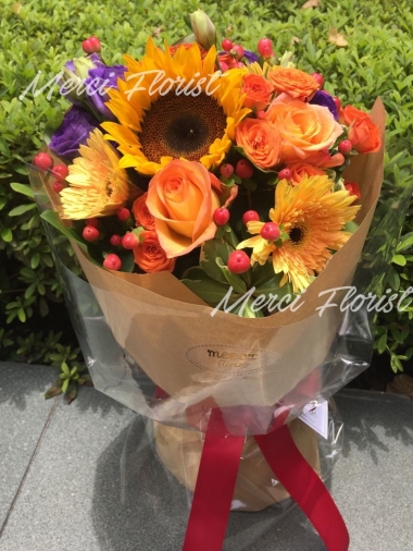 **KBQ20** Sun Flower, Gerbera & Orange Rose Round Bouquet<br>向日葵,太陽花 及 橙色玫瑰 圓形花束